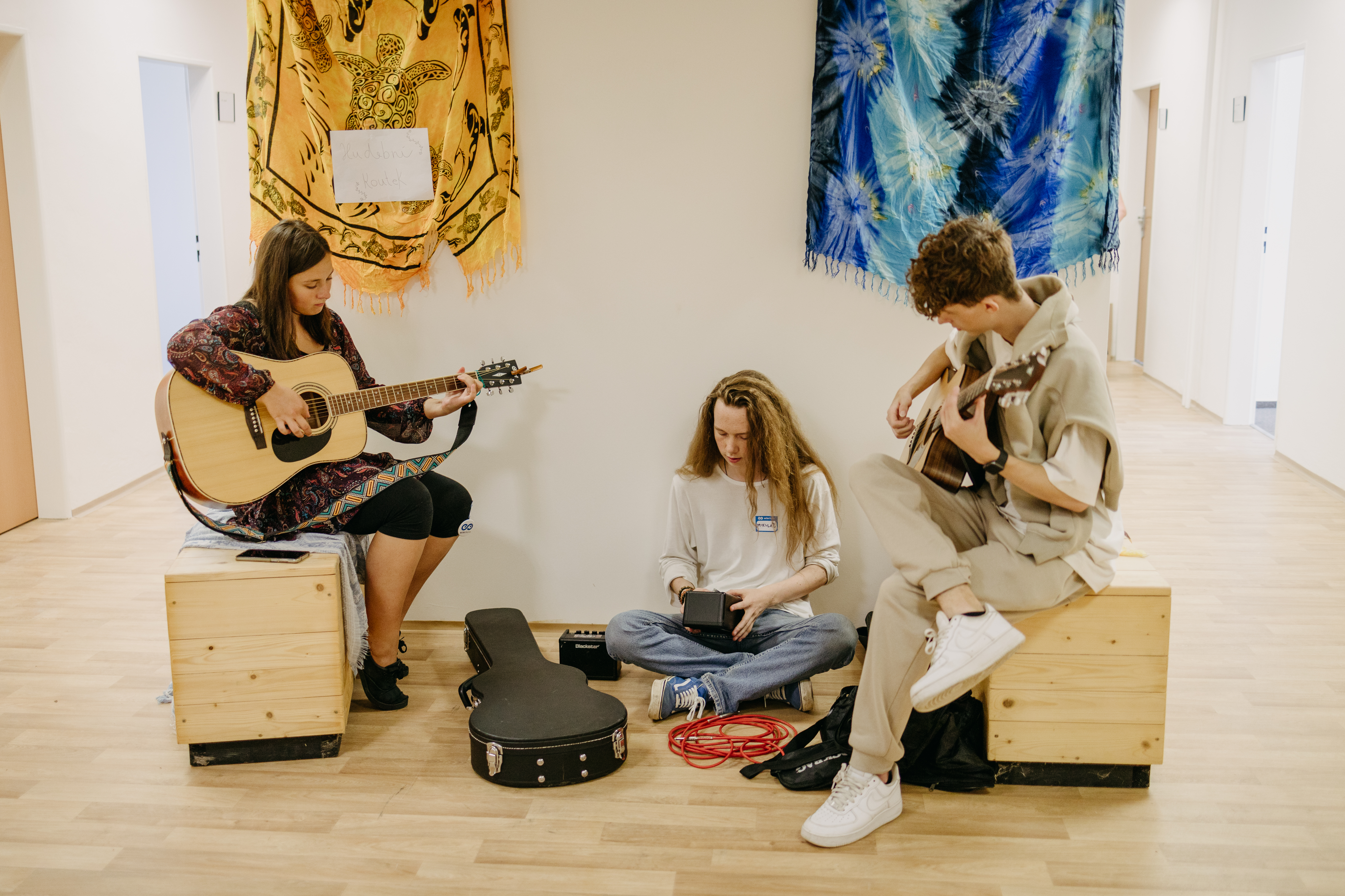Studenti hrají na kytary